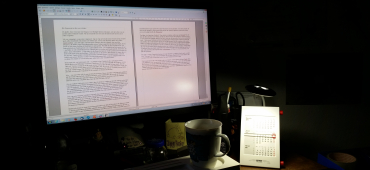 Mitten in der Nacht am Schreibtisch